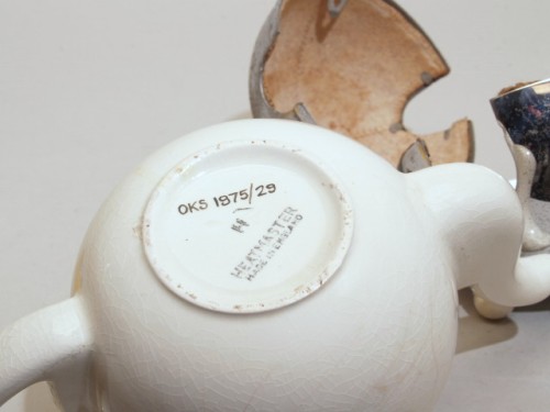 Theepot met metalen omhulsel