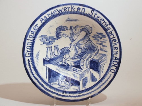 Reclameschotel met blauwwit decor van pottenbakker