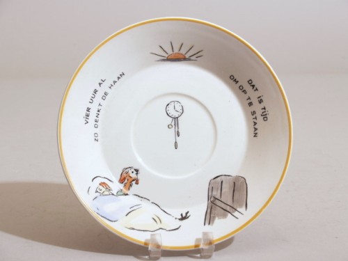 Schotel met polychroom decor, decor de familie kakelbont, deel van ontbijtservies