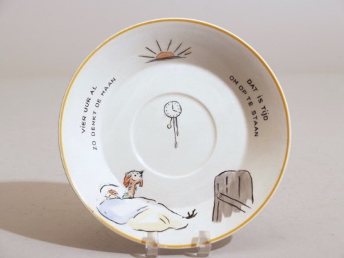 Schotel met polychroom decor, decor de familie kakelbont, deel van ontbijtservies