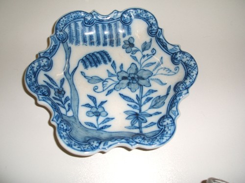 Zeskantige schaal met ornamentaal chinoiserie decor