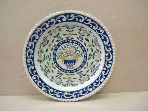 bord met ornamentaal-floraal decor