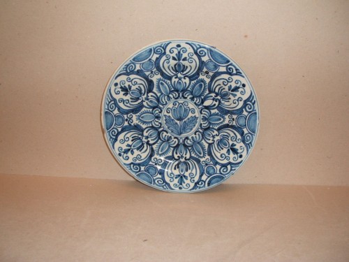 Bord met ornamentaal-floraal decor