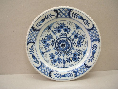 Bord met ornamentaal-floraal decor