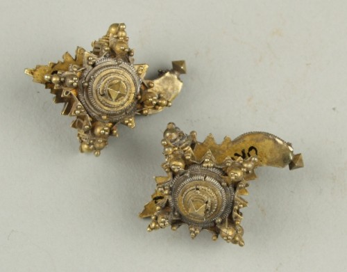 Twee oorhangers in vorm van schelpen