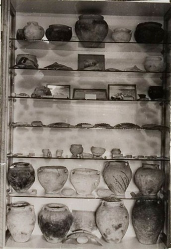 Glazen kraal, gevonden in een terp bij Deinum