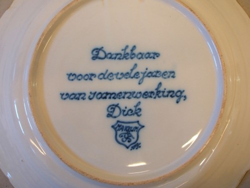 Schotel met spreuk als dank voor jarenlange samenwerking