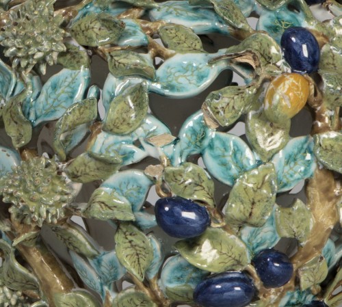 Vaas in de vorm van fruitranken, met deksel in de vorm van vogelnest, veelkleurig beschilderd
