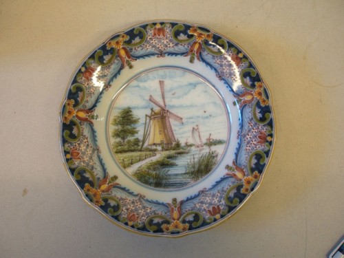 Bord met landschapsdecor met molen