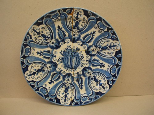 Schotel met ornamentaal-floraal decor