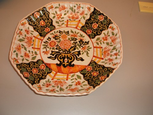 Achtkantige schaal met chinoiserie decor