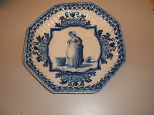 Achtkantige schaal met ornamentaal decor met figuur