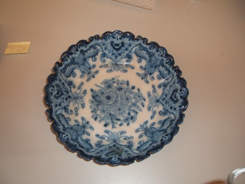 Achtkantige geschulpte schaal met ornamentaal decor