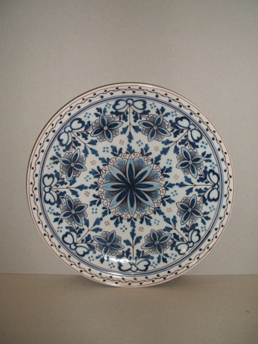 Schotel met ornamentaal-floraal decor