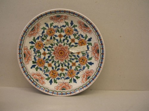 Schotel met ornamentaal-floraal decor