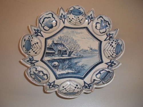 Achtkantige eierschaal met chinoiserie decor