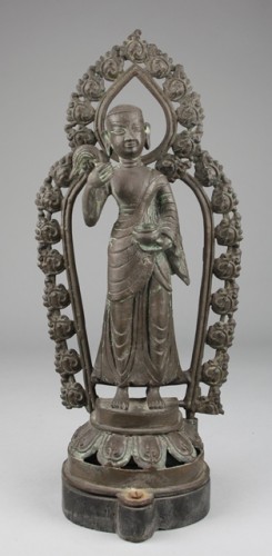 Plastiek van Boeddha met mandorla, staand op voetstuk