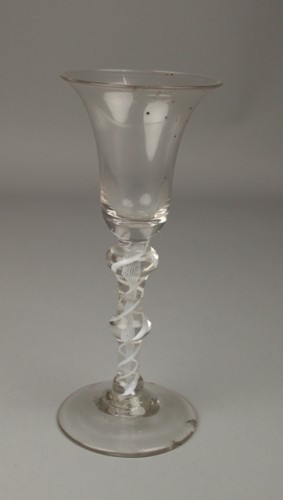 Slingerglas op voet met steel met witte spiraal
