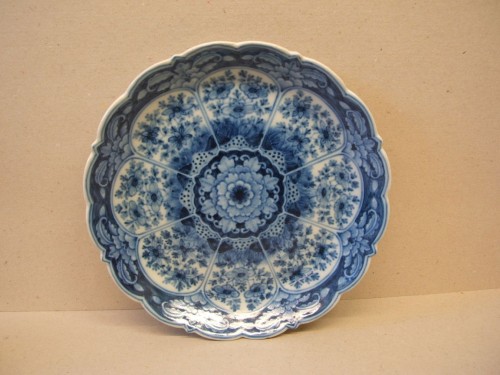 Bord met ornamentaal-floraal decor