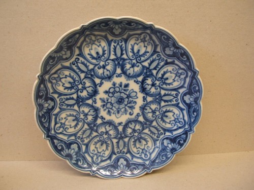 Bord met ornamentaal-floraal decor