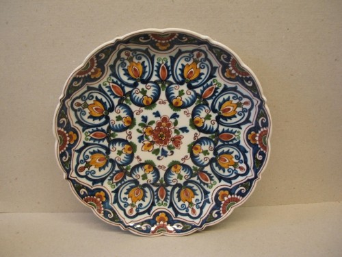 Bord met ornamentaal-floraal decor