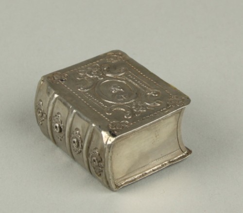 Zilveren reukdoosje in de vorm van een boek