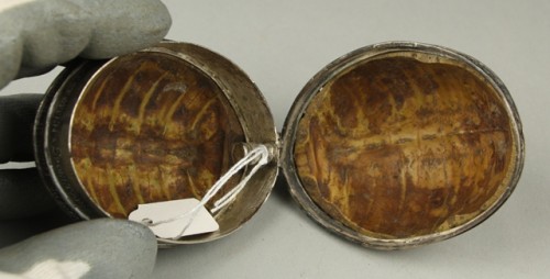 Tabaksdoos gemaakt van twee schildpadschilden met zilveren randen en scharnier met opschrift