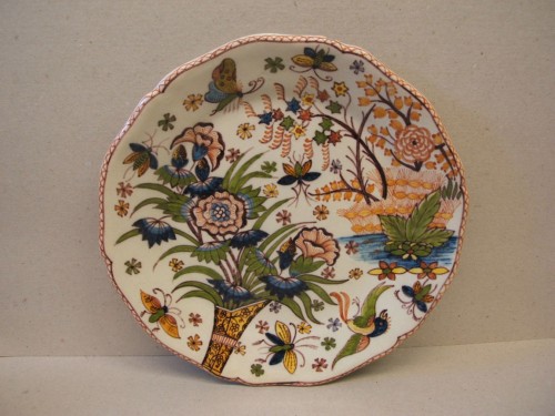 Bord met ornamentaal-floraal decor