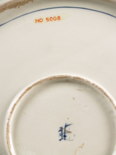 Schotel met decor van pot met bloemen op plat, imari
