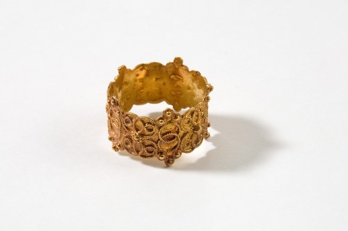 Gouden ring voorzien van filigrain versiering