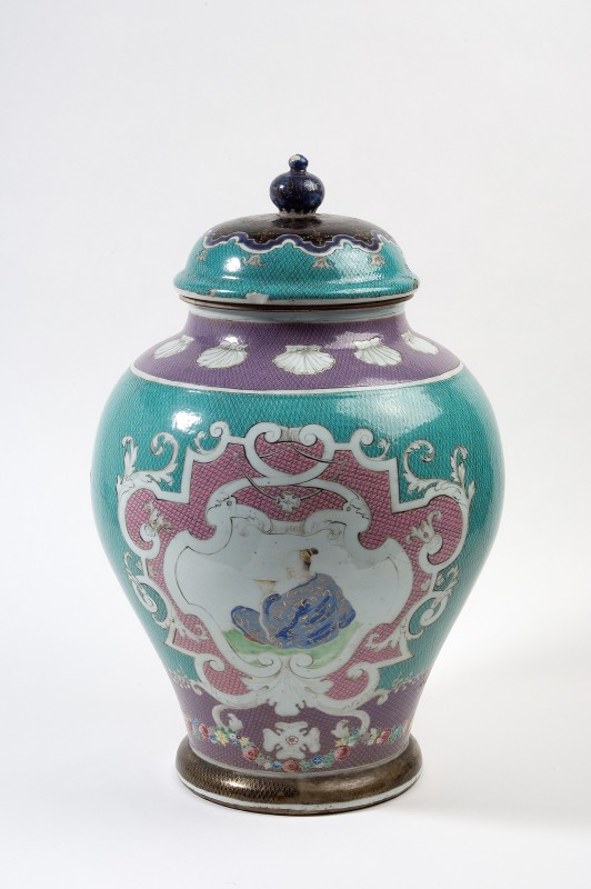 Pot met deksel fungerend als fontein, met decor De Pijproker in een cartouche, chine de commande, famille rose