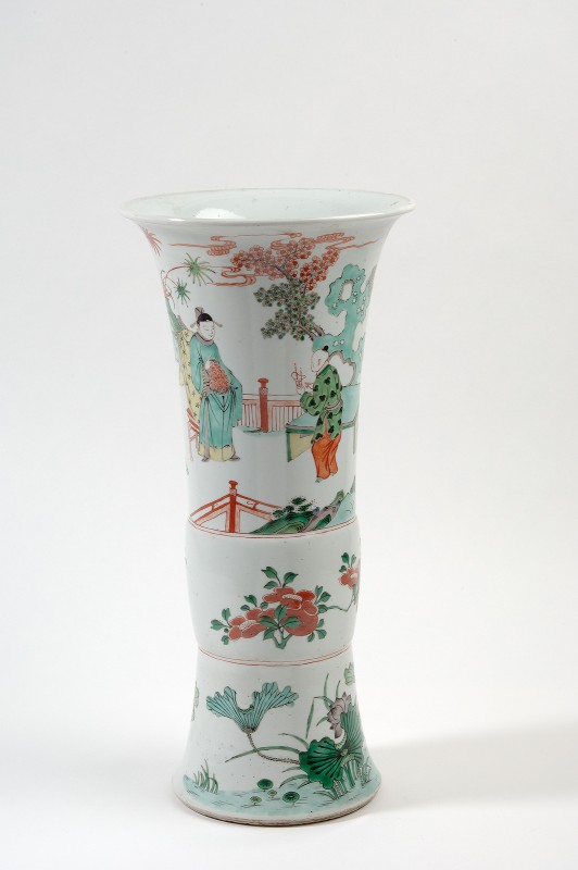 Bekervaas ofwel gu, met decor van figuren in een landschap, bloemranken en lotusbloemen, famille verte