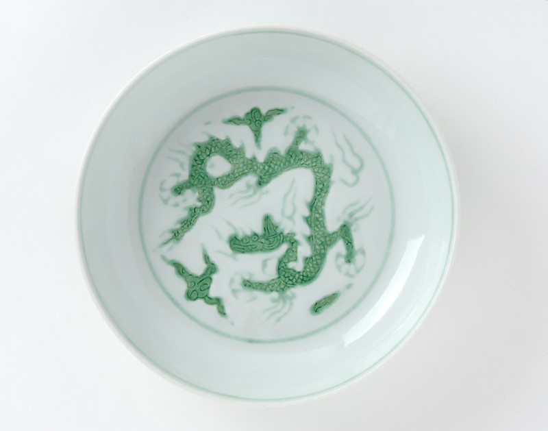 Schaal met decor van groene draak op wit fond
