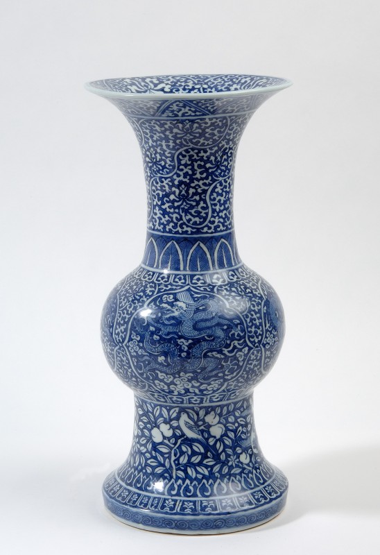 Vaas, tsun, met decor van witte ranken uitgespaard in kobaltblauw