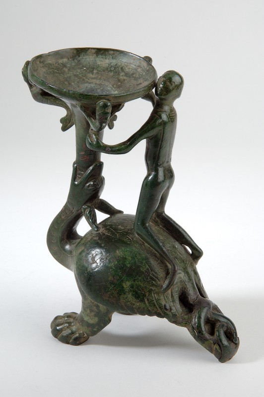 Bronzen drakenkandelaar met man op de rug