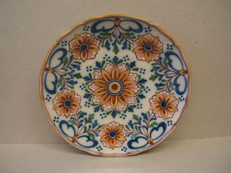Bord met ornamentaal-floraal decor