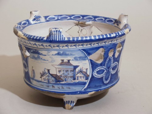 Komfoor met decor van landschapjes in blauw met paarse trek