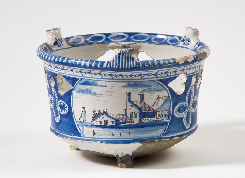 Komfoor met decor van landschapjes in blauw met paarse trek