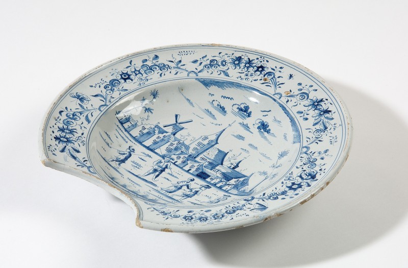 Faience scheerbekken met blauwwit decor van dorpsgezicht