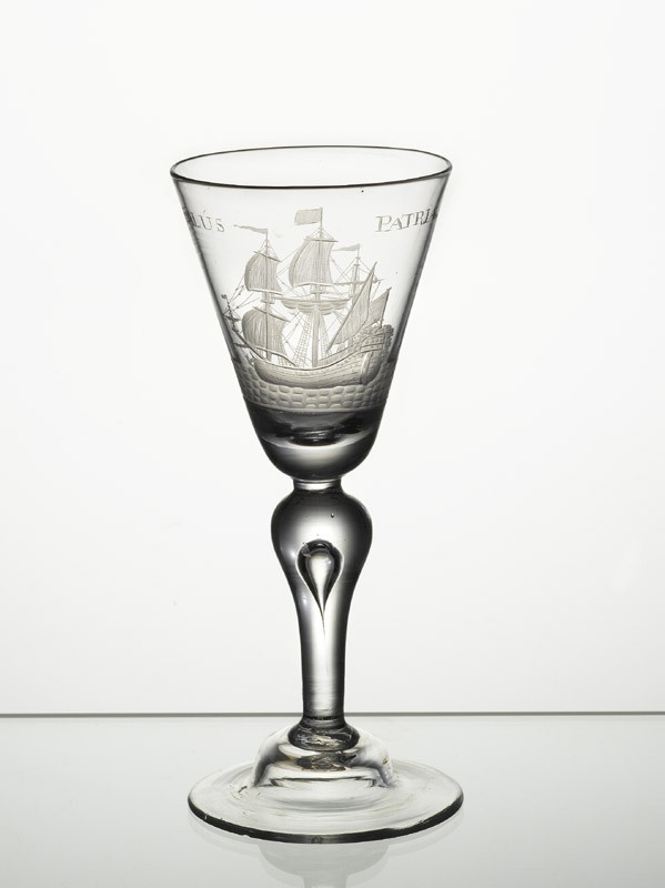 Pronkbokaal met geëtste voorstelling van een driemaster en 'Salus Patriae'.