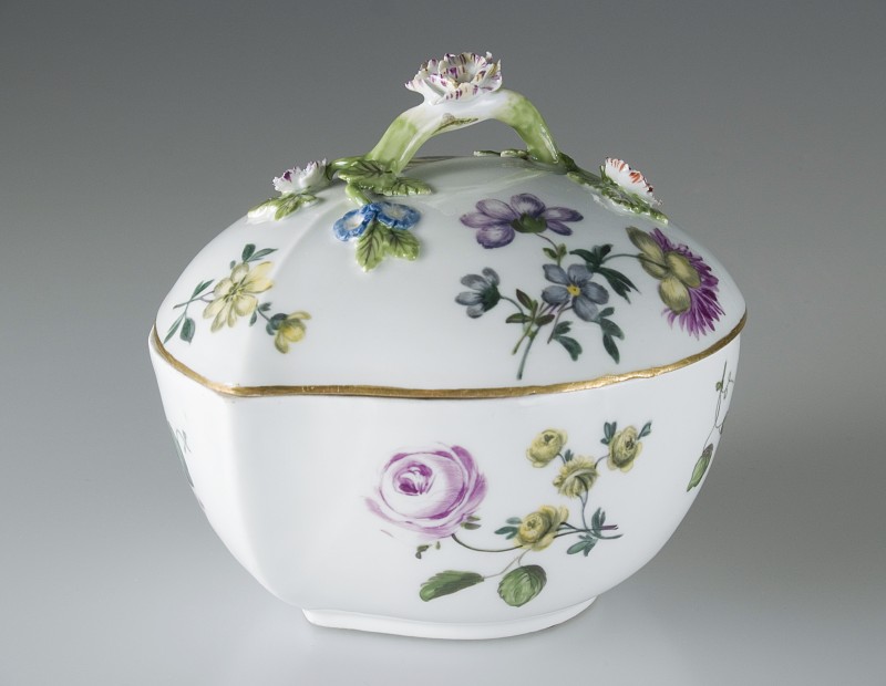 Kom met deksel in vorm van perzik met bloemdecor