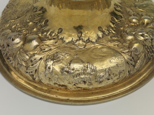 Huwelijksbokaal van verguld zilver met decor in relief