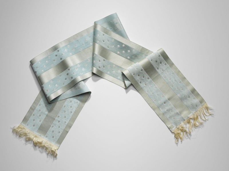 Lichtblauw zijden sjaaltje met franje en een witte en lichtblauwe baan