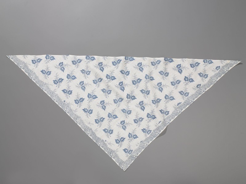 Driekante katoenen doek met blauwe takjes en een bloemenrand