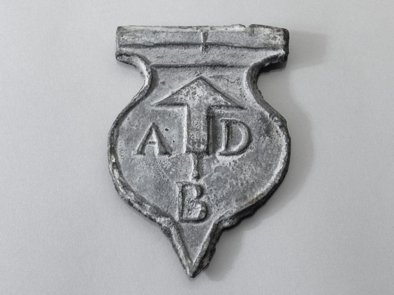 Trotseerloodje in schildvorm met de naam A.D.B.