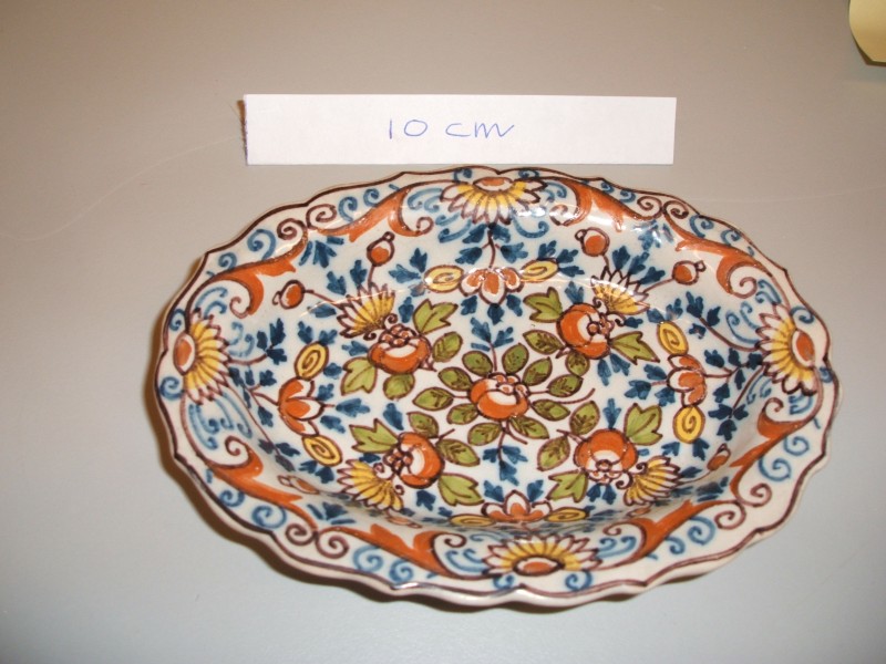Ovaal schaaltje met floraal-ornamentaal decor