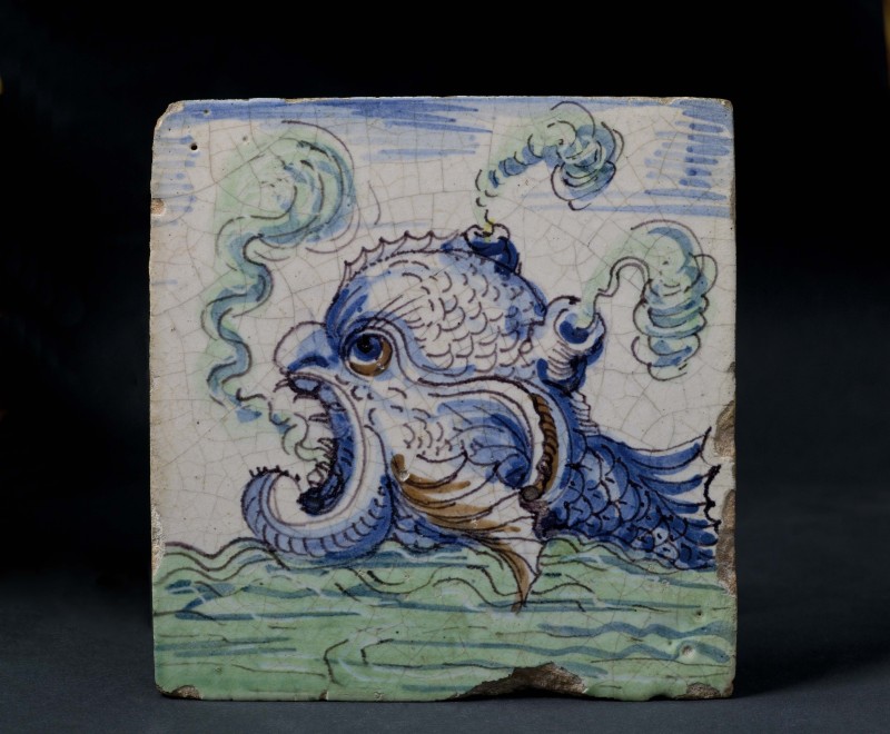 Tegel met een polychroom decor van een zeemonster