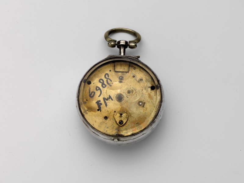 Zilveren horloge met losse buitenkast waarop een mythologische voorstelling