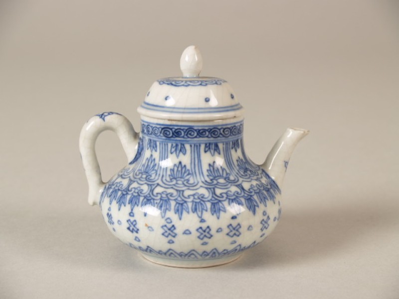 Theepot met deksel en versierd met gestileerde florale motieven