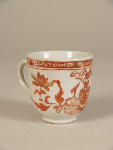 Kop met decor van bloemtakken, melk en bloed